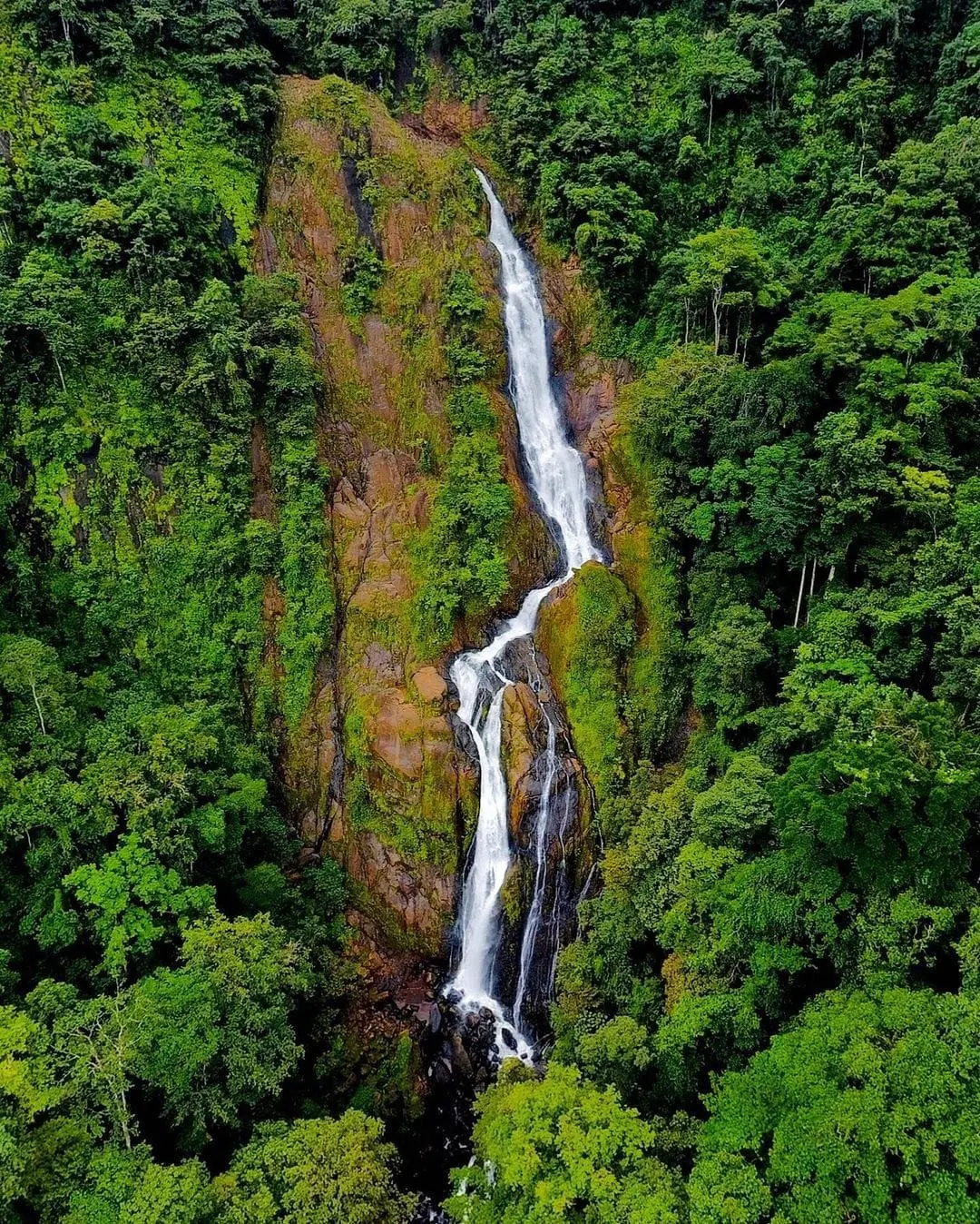 Bijagual Waterfall Costa Rica — 327m waterfall near Jaco Central Pacific